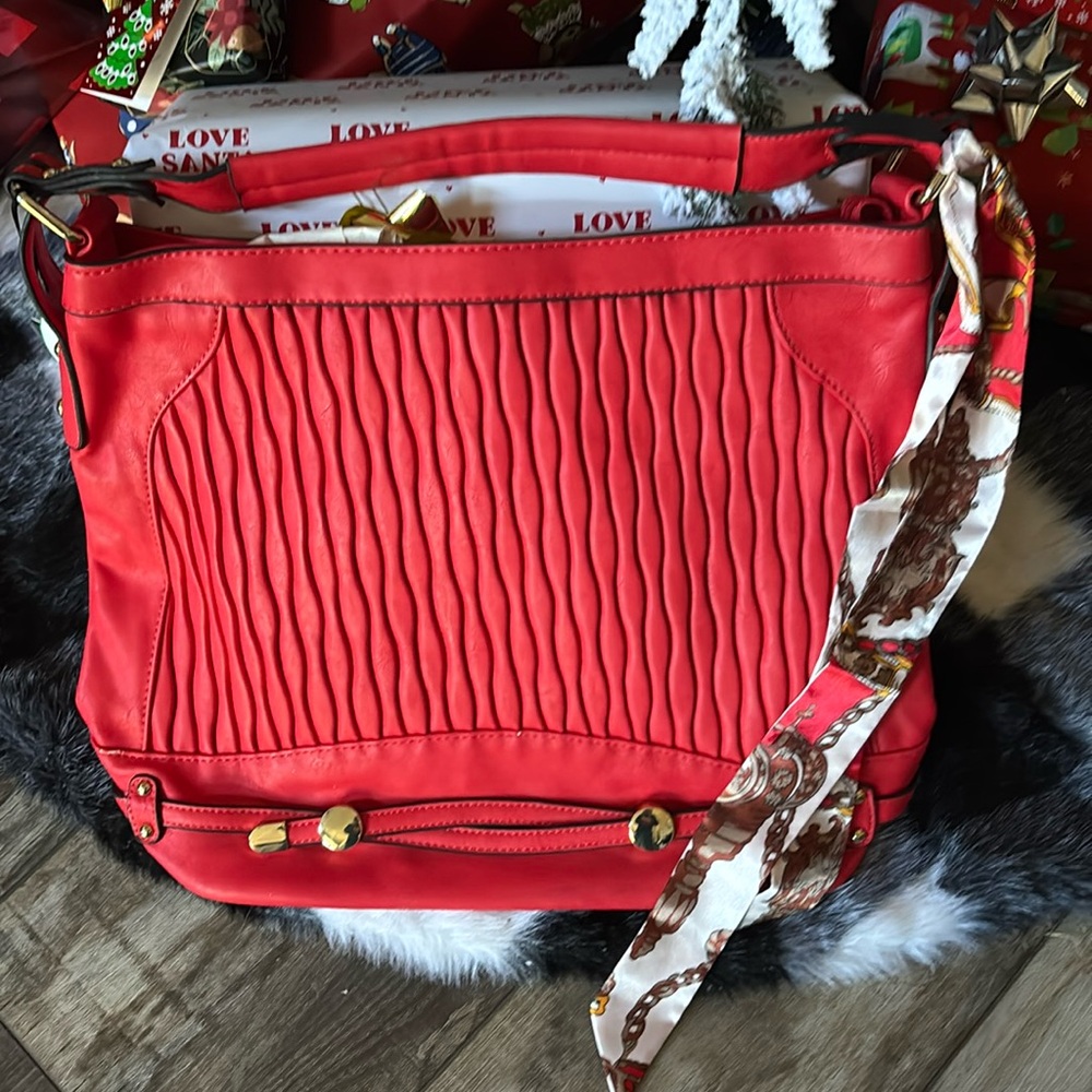 Red vegan leatherr bag 🔥 twilly included